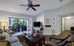 TV - Delightful 2-bedroom condo with AC in Fort Myers (Fort Myers)