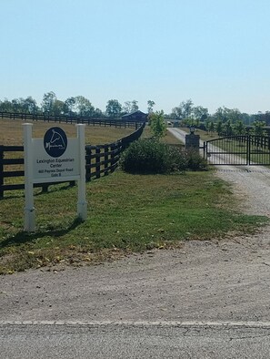 Señal para el Centro Ecuestre Lexington, con símbolo de caballo, ubicado en Paynes Depot Road, número 460, puerta B.