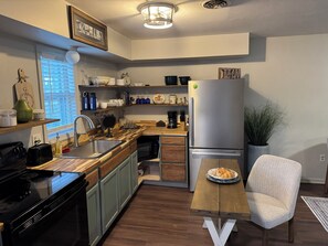 Een koelkast, een microgolfoven, een oven, een kookplaat