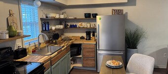 2-bedroom farmhouse, Lexington located on Marimac Farm. Horse stalls available.