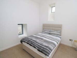 3 dormitoris, decoració individual i mobiliari individual 