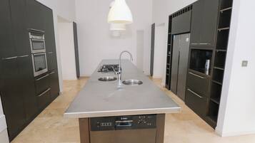 Dishwasher, cookware/dishes/utensils