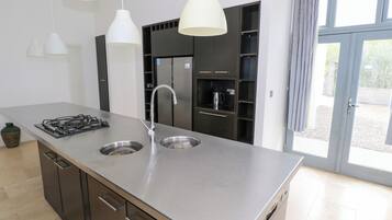 Dishwasher, cookware/dishes/utensils