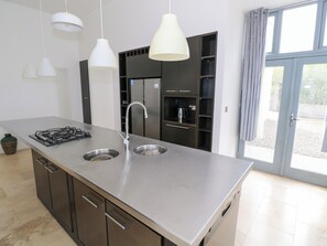 Dishwasher, cookware/dishes/utensils