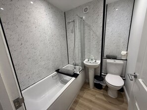 Sèche-cheveux, serviettes fournies