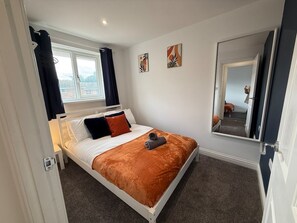 5 bedrooms, iron/ironing board, free WiFi, bed sheets