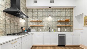 Coffee/tea maker, fridge, microwave, oven - 3 Bed/3 Bath Luxury Stay in Monte Vista (San Antonio)