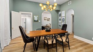 Dining - 3 Bed/3 Bath Luxury Stay in Monte Vista (San Antonio)