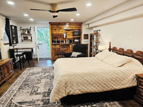 Luxe Studio Apartment in the Burbs w/wooded lot