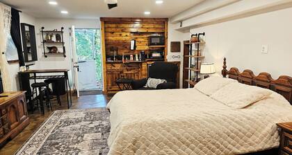Luxe Studio Apartment in the Burbs w/wooded lot
