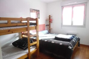 1 habitación y cuna de viaje 