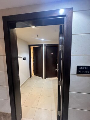 A hotel entrance with a sign indicating 'SUITE 521-522'. - Al Bilad Athnain 1 Hotel Makkah (Makkah)