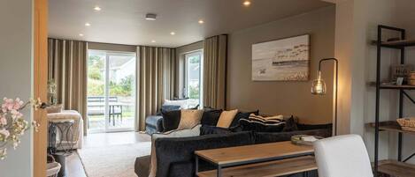 Perhetalo, näköala puutarhaan | Olohuone | 40–tuumainen äly-TV, jossa digitaalikanavat