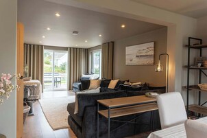 Casa familiar, vistas al jardín | Sala de estar | Smart TV de 40 pulgadas con canales digitales