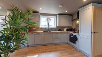 Nhà dành cho gia đình, quang cảnh vườn | Lò vi sóng