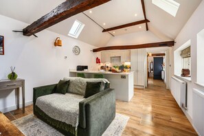 TV - The Cow Shed  -  a holiday let that sleeps 2 guests  in 1 bedroom (Blackfield)