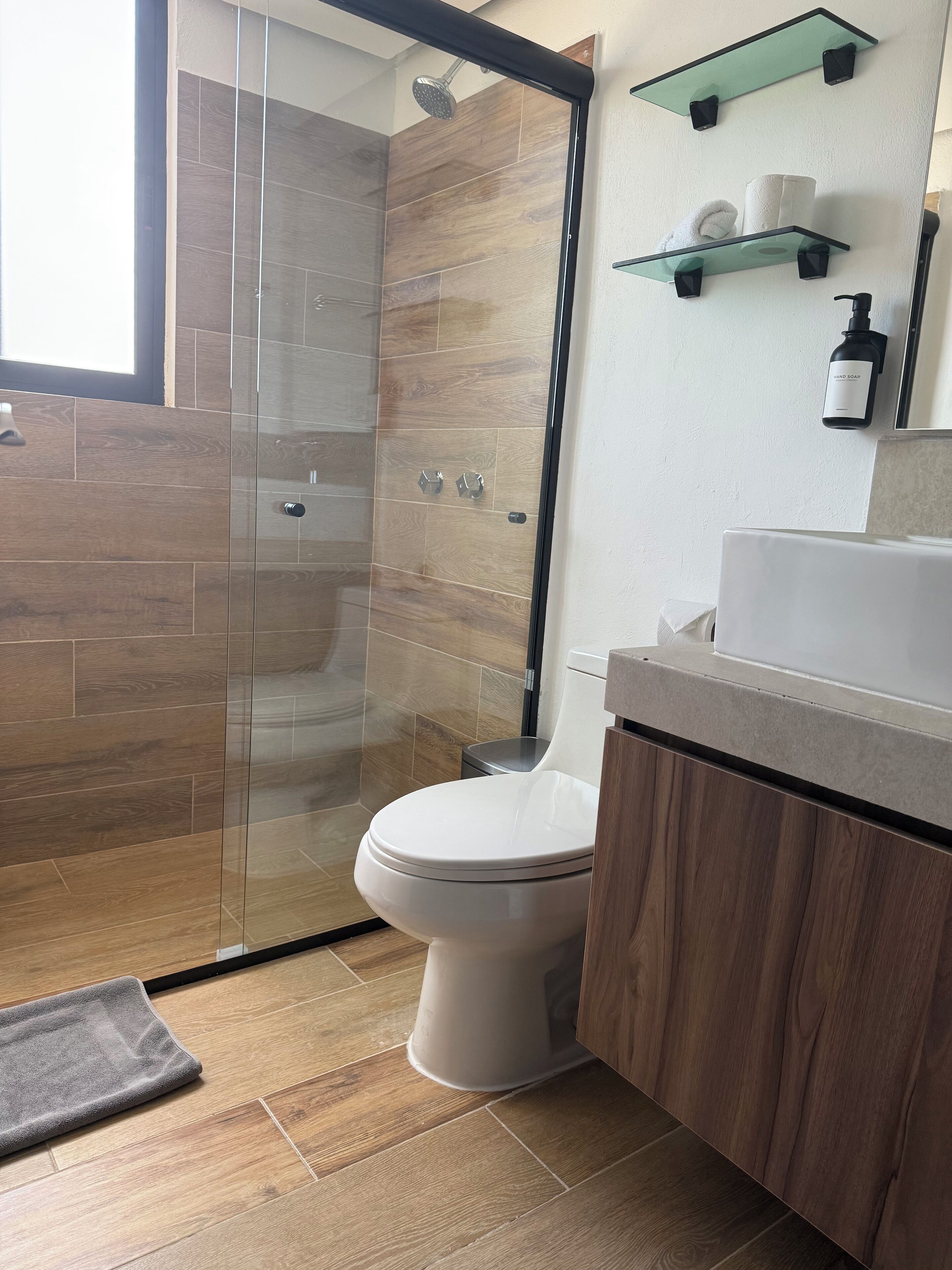 Dusche, Haartrockner, Handtücher, Seife