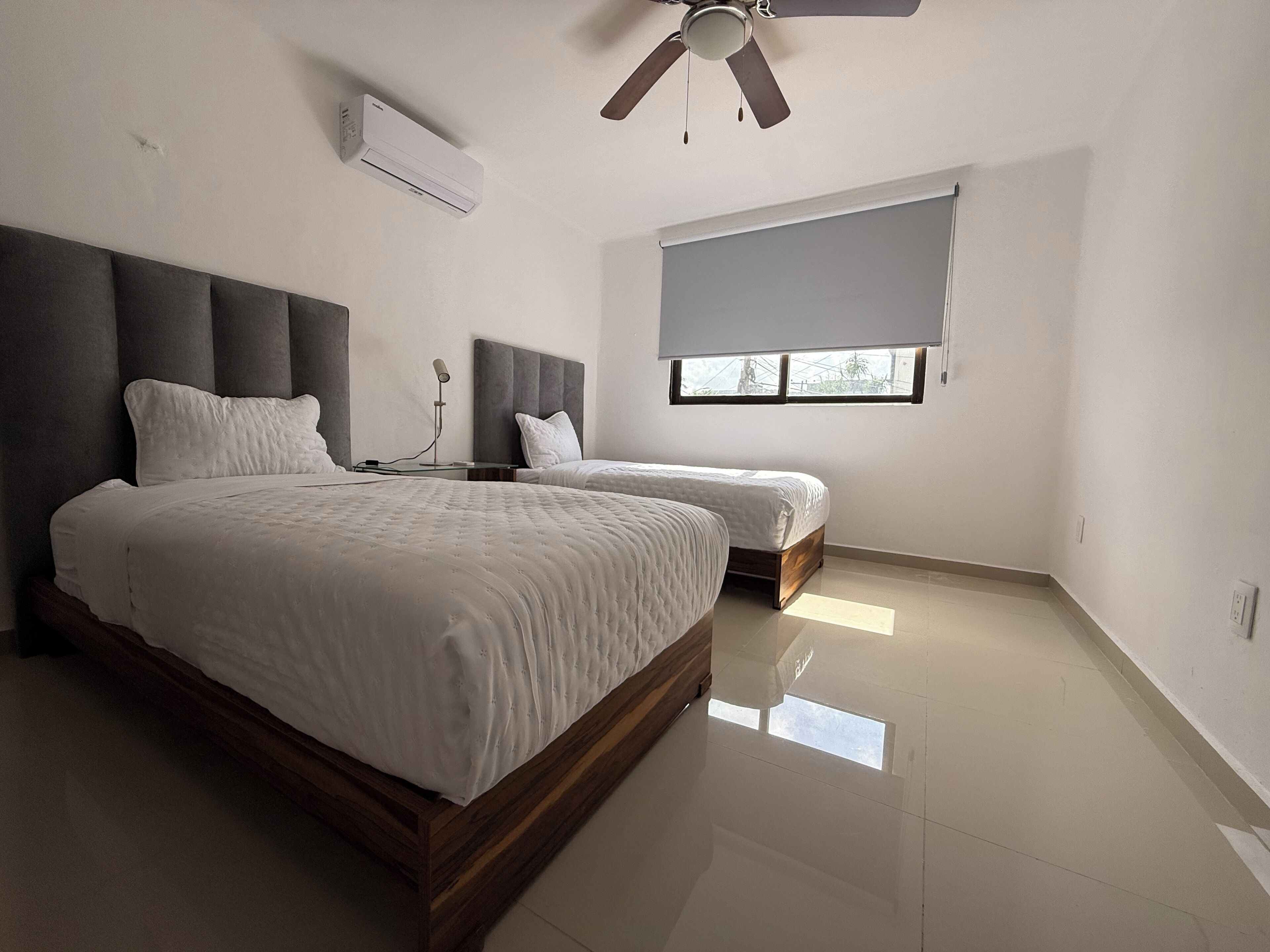 3 habitaciones, tabla de planchar con plancha, wifi y ropa de cama 