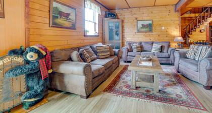 Lakeside Gem: Hot Tub & Game Room in Hancock