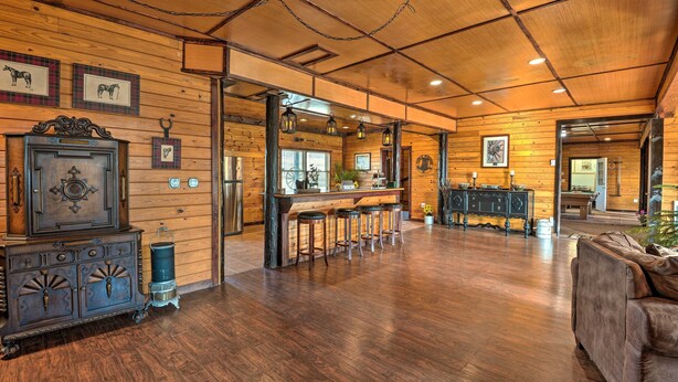 A spacious room with wooden walls and a bar area. - Lakeside Gem: Hot Tub & Game Room in Hancock (Hancock)