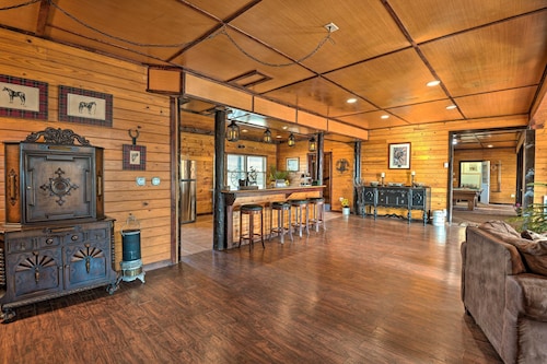 Lakeside Gem: Hot Tub & Game Room in Hancock