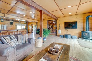 Tv, böcker och en stereo