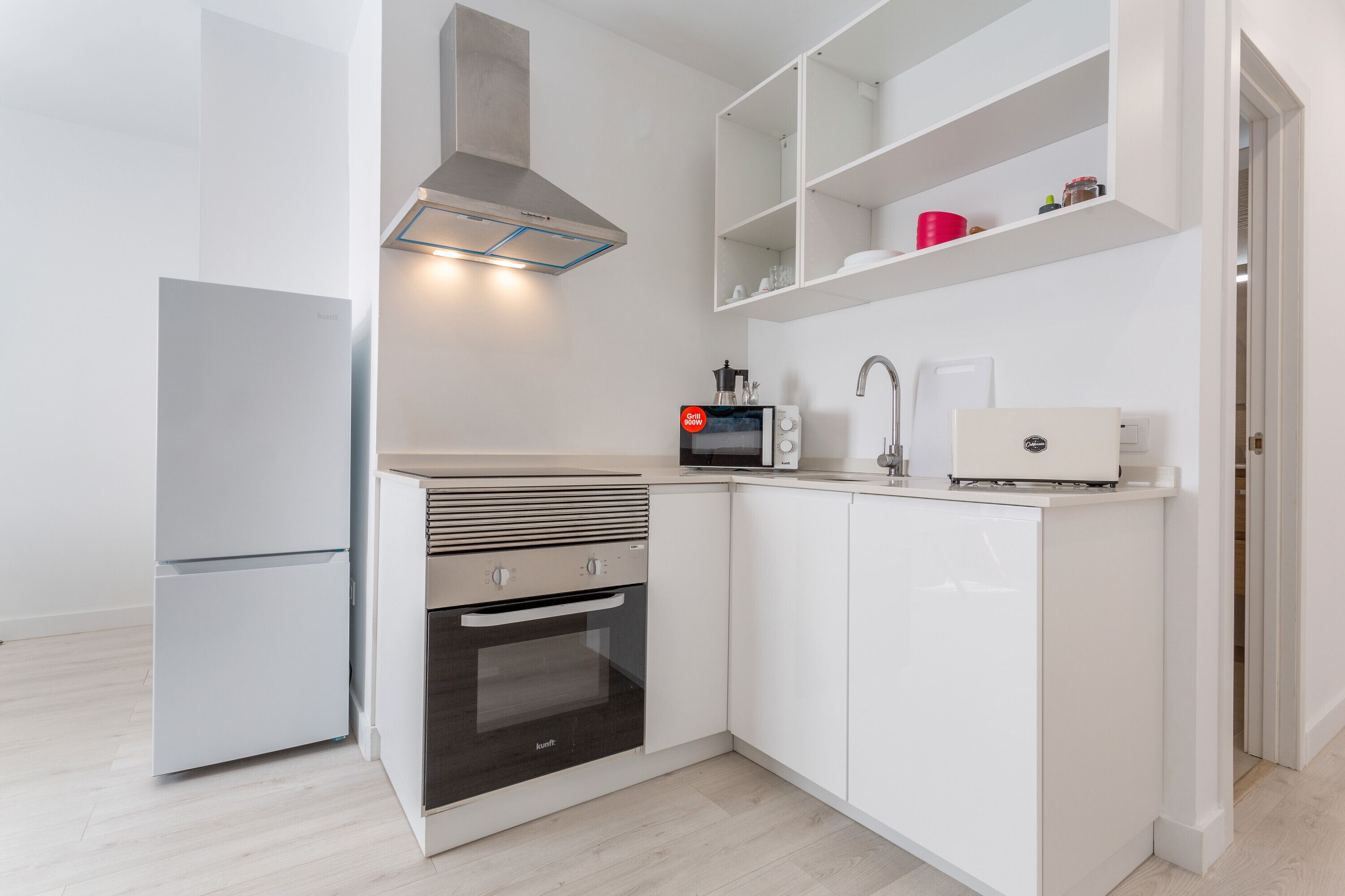 Kühlschrank, Mikrowelle, Herdplatte, Wasserkocher mit Kaffee-/Teezubehör