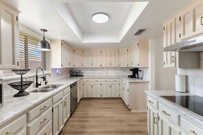 Mikrobølgeovn, ovn, kokeplater og oppvaskmaskin