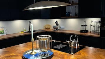 Fridge, oven, stovetop, dishwasher
