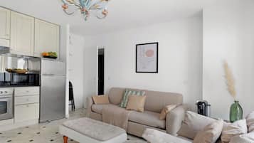 City appartement, 2 slaapkamers, niet-roken | Woonruimte | Een 40-inch smart-tv met satellietzenders