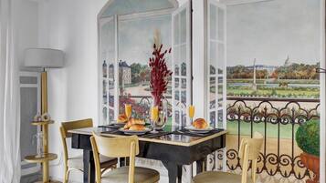 Apartemen Kota, 2 kamar tidur, Bebas Asap Rokok | Makan di kamar