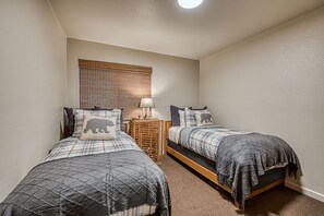 Iron/ironing board, WiFi, bed sheets - Cozy Forest Cabin Near Shaver Lake & China Peak (Shaver Lake)