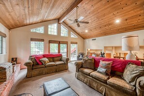 TV, fireplace, books, stereo - Cozy Forest Cabin Near Shaver Lake & China Peak (Shaver Lake)