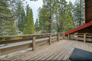 Terrace/patio - Cozy Forest Cabin Near Shaver Lake & China Peak (Shaver Lake)