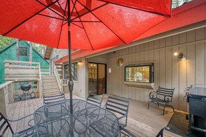 Outdoor dining - Cozy Forest Cabin Near Shaver Lake & China Peak (Shaver Lake)