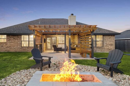 3BR Smart Home w/ Alexa + Backyard Retreat