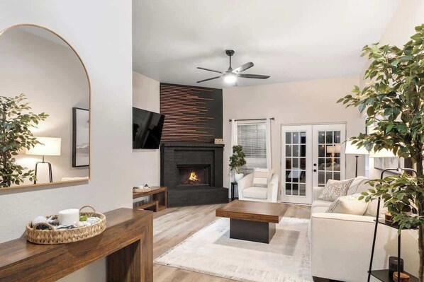 Smart TV, fireplace