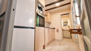 Fridge, microwave, oven, stovetop - Villa Santa Anna - Renovated in 2025 with a Charming Private Garden (Blanes)