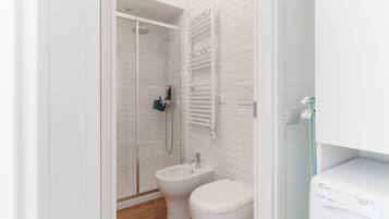 Dusche, Bidet, HandtĂŒcher