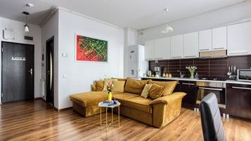 Ein modernes Wohnzimmer mit einem braunen Sofa, einem kleinen Beistelltisch und einem Gemälde an der Wand.