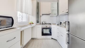 Departamento Deluxe, 1 habitación, balcón | Cocina privada | Refrigerador con congelador, microondas, horno y parrilla de estufa