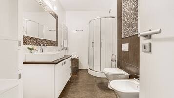 Apartamento Deluxe, 1 habitación, balcón | Baño | Artículos de higiene personal gratuitos, secador de pelo y toallas