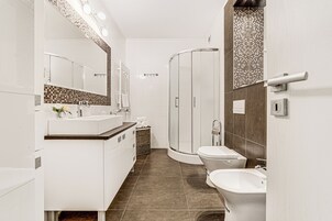 Apartamento Deluxe, 1 habitación, balcón | Baño | Artículos de higiene personal gratuitos, secador de pelo y toallas