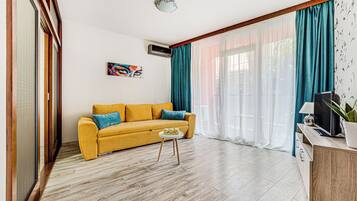 Leilighet – superior, balkong, bakgårdsutsikt | Oppholdsområde | TV