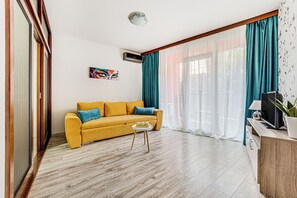 Leilighet – superior, balkong, bakgårdsutsikt | Oppholdsområde | TV