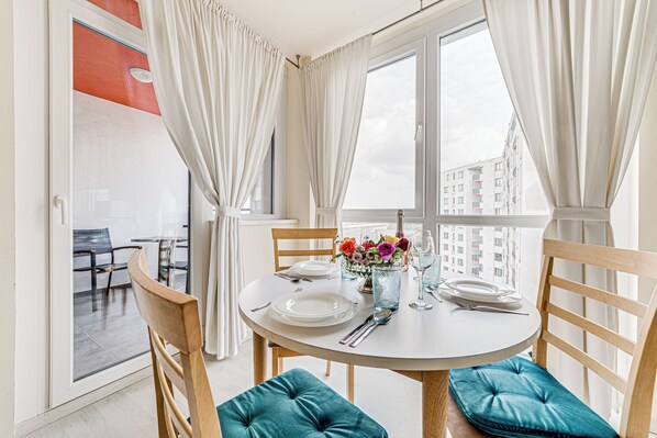 Deluxe appartement, 1 slaapkamer, balkon | Privékeuken | Een koelkast/vriezer, een magnetron, een oven, een kookplaat