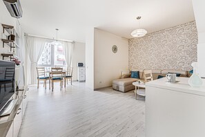 Apartamento luxo, 1 quarto, sacada | Área de estar | TV