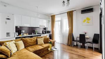 Leilighet – superior, balkong, byutsikt | Oppholdsområde | TV