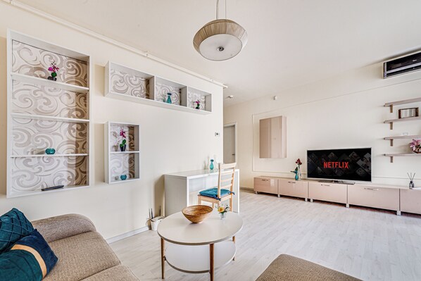 Apartamento luxo, 1 quarto, sacada | Área de estar | TV