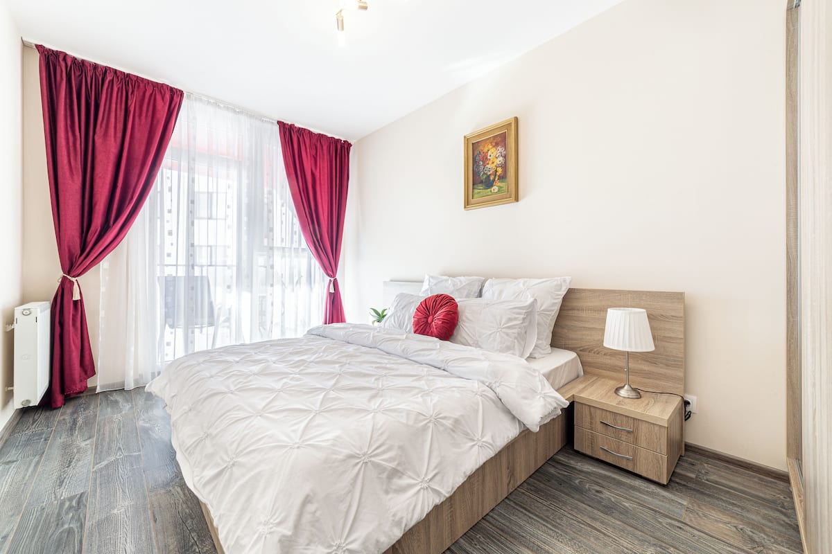 Apartamento premium, sacada, vista para a cidade | Espaço de trabalho para notebook, ferros/tábuas de passar roupa